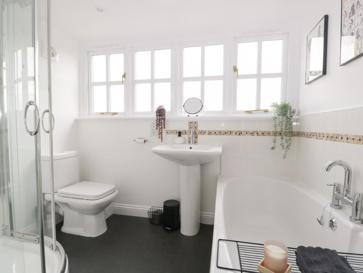 3 Old Pharmacy Court Apartment Кендал Екстериор снимка
