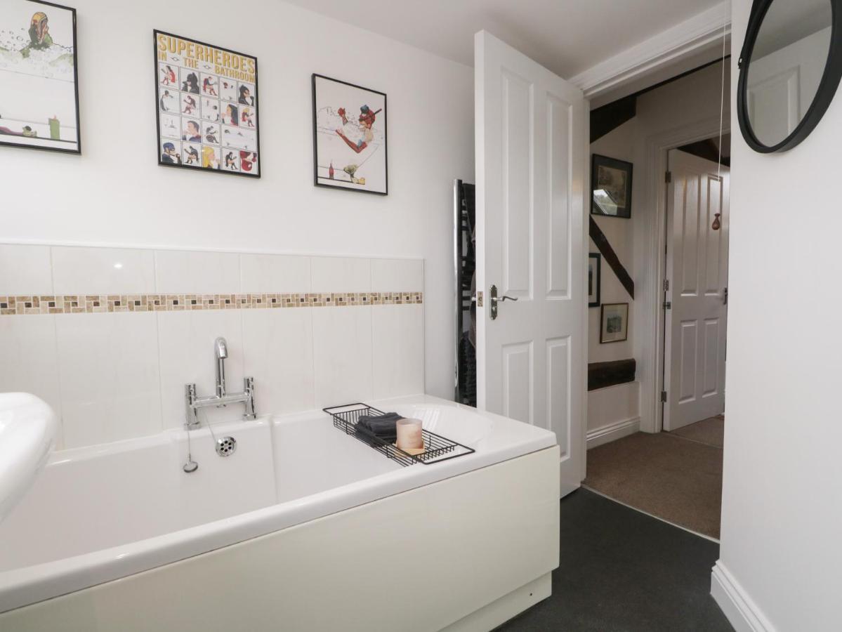 3 Old Pharmacy Court Apartment Кендал Екстериор снимка